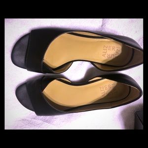 Naturalizer black low heels